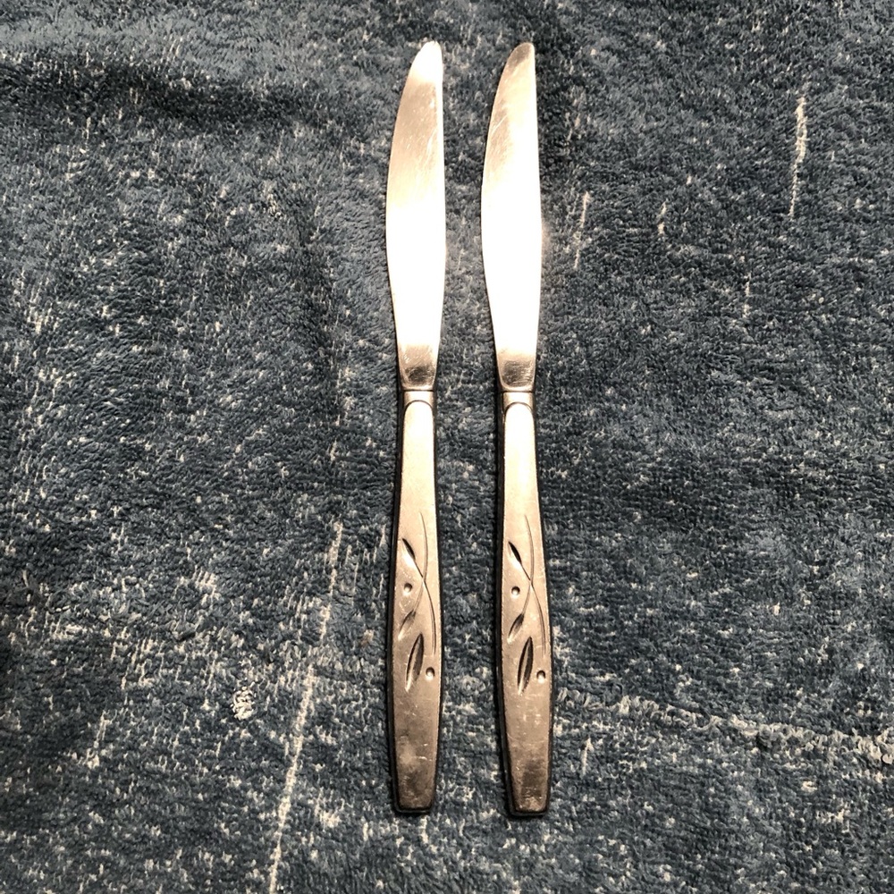 6857 Oneida 2 Knives WILL O' WISP Stainless Heirloom CUBE Silverware Flatware